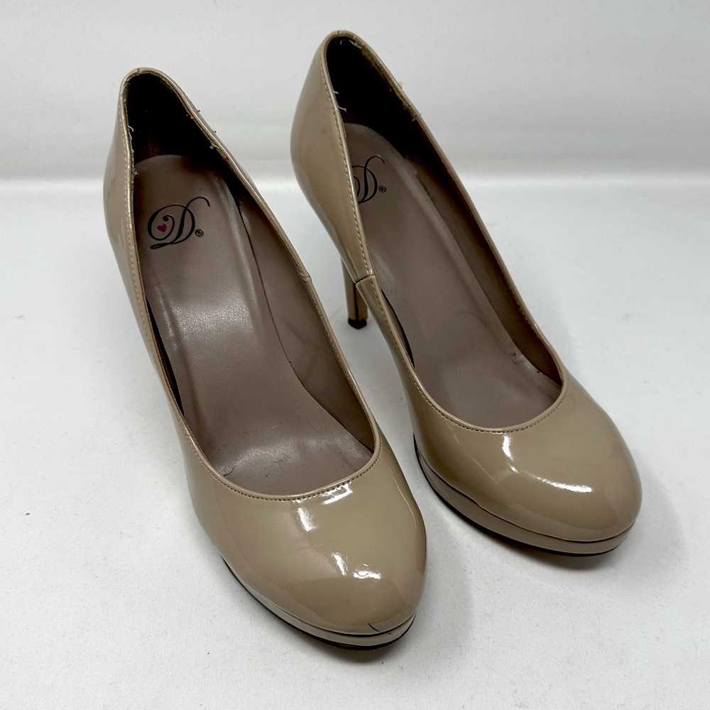 Heart In D Round Toe Beige Patent Leather Heels Women Sz 8.5